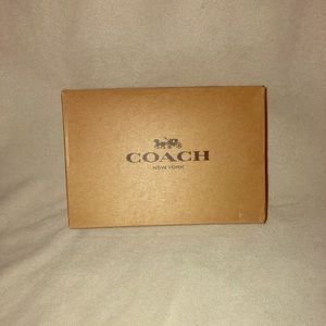 I’m selling a coach wristlet